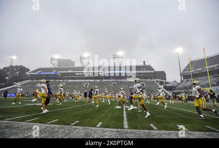 Atlanta, GA, USA. 10. September 2022. Georgia Tech Yellowjackets Spieler erwärmen sich während des Vorspiels vor dem Start eines NCAA College Football Spiels gegen die Western Carolina Catamounts im Bobby Dodd Stadium in Atlanta, GA. Austin McAfee/CSM/Alamy Live News Stockfoto