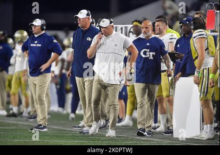 Atlanta, GA, USA. 10. September 2022. Geoff Collins, Coach der Georgia Tech Yellowjackets, läuft im zweiten Viertel eines NCAA-College-Fußballspiels gegen die Western Carolina Catamounts im Bobby Dodd Stadium in Atlanta, GA, am Rande des Spiels. Austin McAfee/CSM/Alamy Live News Stockfoto