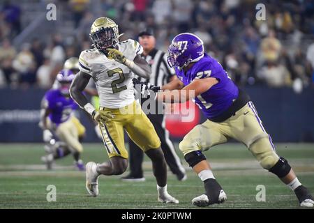 Atlanta, GA, USA. 10. September 2022. Im zweiten Viertel eines NCAA-College-Fußballspiels im Bobby Dodd Stadium in Atlanta, GA, versucht die Georgia Tech Yellowjackers-Linebackerin Ayinde Eley, an einem Western Carolina Catamounts-Verteidiger vorbei zu kommen. Austin McAfee/CSM/Alamy Live News Stockfoto