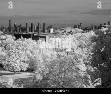 September 2022 - Canary Wharf vom Greenwich Park, London, Großbritannien. Digitales Infrarot 720nm Stockfoto