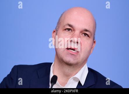 Berlin, Deutschland. 13. September 2022. Marcel Fratzscher, Präsident des Deutschen Instituts für Wirtschaftsforschung, spricht freitags zur zukünftigen Pressekonferenz im Haus der Bundespressekonferenz. Eine Woche vor dem globalen Klimaangriff 11. am 23. September stellt die größte Klimabewegung ihre Forderung an die Bundesregierung. Quelle: Annette Riedl/dpa/Alamy Live News Stockfoto