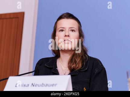 Berlin, Deutschland. 13. September 2022. Klimaaktivistin Luisa Neubauer spricht freitags zur zukünftigen Pressekonferenz im Haus der Bundespressekonferenz. Eine Woche vor dem globalen Klimaangriff 11. am 23. September stellt die größte Klimabewegung ihre Forderung an die Bundesregierung. Quelle: Annette Riedl/dpa/Alamy Live News Stockfoto