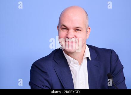 Berlin, Deutschland. 13. September 2022. Marcel Fratzscher, Präsident des Deutschen Instituts für Wirtschaftsforschung, spricht freitags zur zukünftigen Pressekonferenz im Haus der Bundespressekonferenz. Eine Woche vor dem globalen Klimaangriff 11. am 23. September stellt die größte Klimabewegung ihre Forderung an die Bundesregierung. Quelle: Annette Riedl/dpa/Alamy Live News Stockfoto