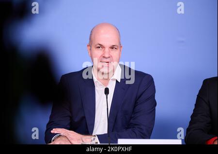 Berlin, Deutschland. 13. September 2022. Marcel Fratzscher, Präsident des Deutschen Instituts für Wirtschaftsforschung, spricht freitags zur zukünftigen Pressekonferenz im Haus der Bundespressekonferenz. Eine Woche vor dem globalen Klimaangriff 11. am 23. September stellt die größte Klimabewegung ihre Forderung an die Bundesregierung. Quelle: Annette Riedl/dpa/Alamy Live News Stockfoto