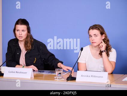 Berlin, Deutschland. 13. September 2022. Die Klimaaktivisten Luisa Neubauer (l.) und Annika Rittmann sitzen freitags zur zukünftigen Pressekonferenz im Haus der Bundespressekonferenz. Eine Woche vor dem globalen Klimaangriff 11. am 23. September stellt die größte Klimabewegung ihre Forderung an die Bundesregierung. Quelle: Annette Riedl/dpa/Alamy Live News Stockfoto