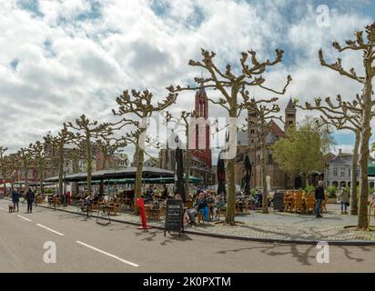 Café im Freien am Vrijthof mit der Basilika Saint Servaas, Maastricht, Limburg, Niederlande, Stadt, Dorf, Wald, Wald, Bäume, Frühling, Stockfoto