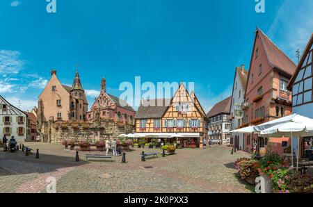Platz mit Fontaine de Saint-Léon, Château de Saint-Léon-Pfalz, Chapelle Saint-Léon IX, Eguisheim, , Frankreich, Stadt, Dorf, Blumen, Sommer, Menschen, Stockfoto