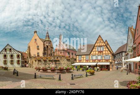 Platz mit Fontaine de Saint-Léon, Château de Saint-Léon-Pfalz, Chapelle Saint-Léon IX, Eguisheim, , Frankreich, Stadt, Dorf, Sommer, Fachwerk ho Stockfoto