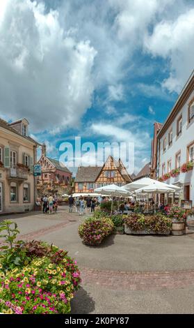 Platz mit Fontaine de Saint-Léon, Château de Saint-Léon-Pfalz, Chapelle Saint-Léon IX, Eguisheim, , Frankreich, Stadt, Dorf, Blumen, Sommer, Menschen, Stockfoto