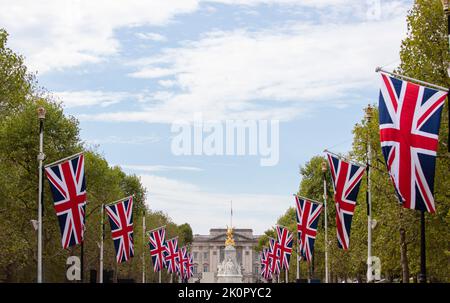 LONDON, Großbritannien - 2022. September: Blick über die Mall in Richtung Buckingham Palace nach dem Tod von Königin Elizabeth II Stockfoto