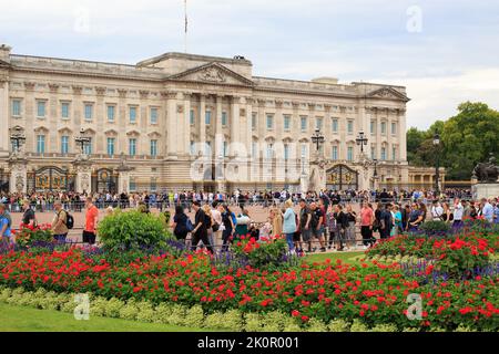 Buckingham Palace, London 2022. Viele Menschen kommen, um den Palast zu besuchen, um ihrer Königin Elisabeth II., die leider am 8. verstorben ist, ihren Respekt zu erweisen Stockfoto
