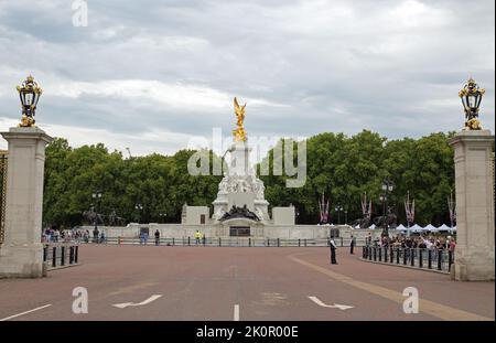 Queen Victoria Monument, Buckingham Place, September 2022. Die Straßen sind verkehrsleer und werden zur Vorbereitung der Königin-State-Beerdigung abgesperrt Stockfoto