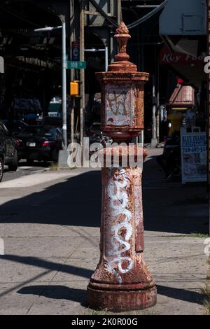 URBANER VERFALL. Ein altmodischer Feueralarm, der dringend renoviert werden muss. An der Liberty Avenue in Richmond Hill, Queens, New York. Stockfoto