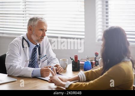 Was scheint das Problem zu sein. Ein Arzt, der sich mit seinem Patienten trifft. Stockfoto