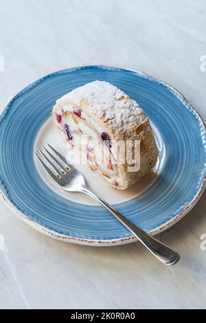 Pavlova Cake Slice ist ein Dessert auf Meringue-Basis, das mit einem Teller serviert wird. Bereit zum Essen. Stockfoto