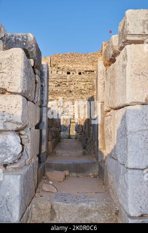 Amphitheater der antiken Stadt Milet, Türkei. Foto von Milet. Milet war eine antike griechische Stadt an der Westküste Anatoliens, in der Nähe der Mündung von Stockfoto