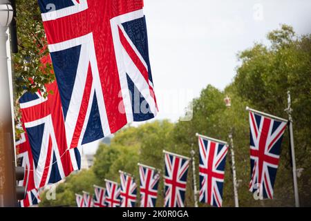 Union Jack flaggen entlang der Mall im Zentrum von London Stockfoto