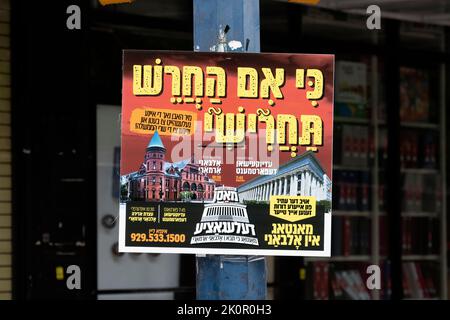 Ein hebräisches und jiddisches Zeichen in Williamsburg, das einen Protest gegen die neuen Regelungen des Staates für yeshiva-Lehrpläne organisiert. Stockfoto