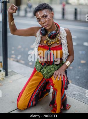 Ein Aktivist vor New Scotland Yard in London protestiert gegen die Erschießung von Chris Kaba. Stockfoto