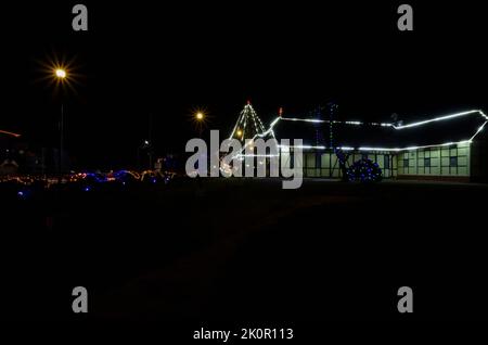 All Saints Kirche in Shillong, eine der ältesten Kirchen von Shillong, Meghalaya, Indien, erbaut während der britischen Zeit, alle zu Weihnachten dekoriert. Stockfoto