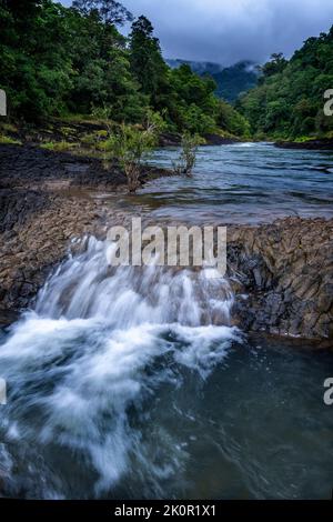 Rapids an der Tully River Gorge, North Queensland Stockfoto