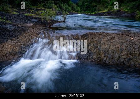 Rapids an der Tully River Gorge, North Queensland Stockfoto