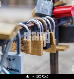 Prag, Tschechien - 2. Oktober 2009: Liebesvorhängeschlösser auf dem Brückengeländer aus nächster Nähe. Flacher Freiheitsgrad! Stockfoto