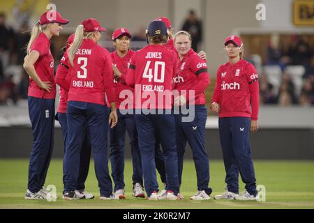 Chester le Street, England, 10. September 2022. England Women feiert den Fall eines indischen Wickels in der ersten Vitality IT20 im Seat Unique Riverside, Chester le Street. Quelle: Colin Edwards Stockfoto