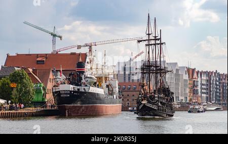 Ein Bild des Schiffs-Museums Soldek und des Black Pearl-Tourschiffs auf dem Motlawa-Fluss. Stockfoto