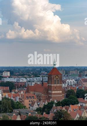 Ein Bild der St. John's Church in Danzig, von oben gesehen, an einem bewölkten Tag. Stockfoto