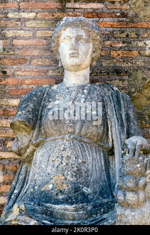 Porträt der Statue Fortuna Annonaria, einer römischen Göttin, die sich im Domus von Fortuna Annonaria in den antiken römischen Dorfruinen von Ostia Antica befindet Stockfoto