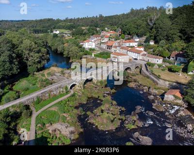 Luftdrohnenfoto von Ponte Maceira - Galicien im Weg von St. James, Spanien. Stockfoto