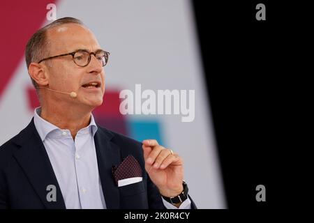 Köln, Deutschland. 13. September 2022. Oliver Bäte, Vorstandsvorsitzender der Allianz SE, spricht auf der Digital X-Konferenz der Deutschen Telekom in Köln auf der Bühne. Kredit: Thomas Bandeyer/dpa/Alamy Live Nachrichten Stockfoto