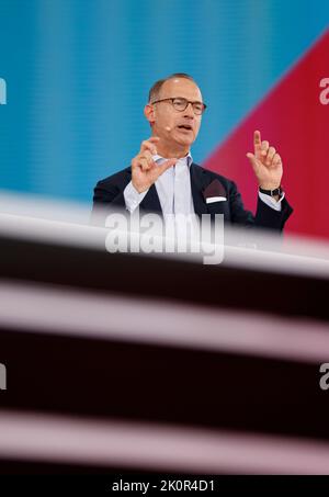 Köln, Deutschland. 13. September 2022. Oliver Bäte, Vorstandsvorsitzender der Allianz SE, spricht auf der Digital X-Konferenz der Deutschen Telekom in Köln auf der Bühne. Kredit: Thomas Bandeyer/dpa/Alamy Live Nachrichten Stockfoto