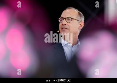 Köln, Deutschland. 13. September 2022. Oliver Bäte, Vorstandsvorsitzender der Allianz SE, spricht auf der Digital X-Konferenz der Deutschen Telekom in Köln auf der Bühne. Kredit: Thomas Bandeyer/dpa/Alamy Live Nachrichten Stockfoto