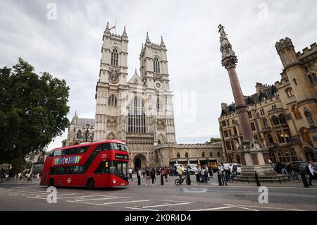 London, Großbritannien. 12. September 2022. Am 14. September wird ihr Sarg in einer öffentlichen Prozession über die Mall vom Buckingham Palace zur Westminster Hall getragen. Quelle: Christian Charisius/dpa/Alamy Live News Stockfoto