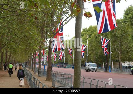 London, Großbritannien. 13.. September 2022. Flaggen säumen die Mall als Vorbereitung auf die Prozession, die den Sarg der Königin vom Buckingham Palace zur Westminster Hall führt. Quelle: Uwe Deffner/Alamy Live News Stockfoto