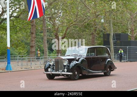 London, Großbritannien. 13.. September 2022. Der Rolls Royce Phantom IV, den die Königin liebte, ist auf der Mall zu sehen. Quelle: Uwe Deffner/Alamy Live News Stockfoto