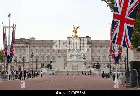 London, Großbritannien. 13.. September 2022. Flaggen säumen die Mall als Vorbereitung auf die Prozession, die den Sarg der Königin vom Buckingham Palace zur Westminster Hall führt. Quelle: Uwe Deffner/Alamy Live News Stockfoto