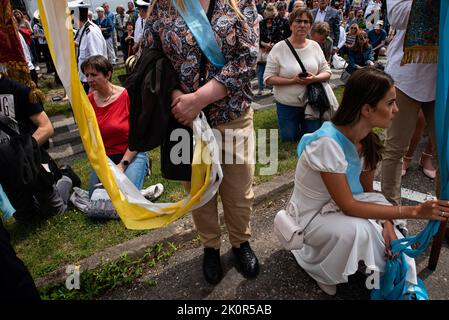 Die Menschen sahen vor dem Altar beten. Fronleichnam - liturgische Feier in der katholischen Kirche zu Ehren Jesu Christi im Allerheiligsten Sakrament. Eine Prozession von Gläubigen ging durch die Straßen von GDA?sk. Stockfoto