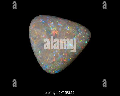 Australische Opal-Edelsteine, aufgenommen auf einem schwarzen Hintergrund, um die wunderschöne Farbe und das Muster dieses Natursteins hervorzuheben. Projekt mit Damien Hirst. Stockfoto