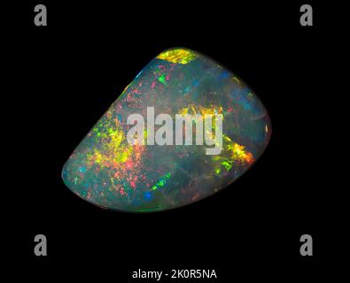 Australische Opal-Edelsteine, aufgenommen auf einem schwarzen Hintergrund, um die wunderschöne Farbe und das Muster dieses Natursteins hervorzuheben. Projekt mit Damien Hirst. Stockfoto