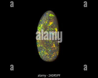 Australische Opal-Edelsteine, aufgenommen auf einem schwarzen Hintergrund, um die wunderschöne Farbe und das Muster dieses Natursteins hervorzuheben. Projekt mit Damien Hirst. Stockfoto