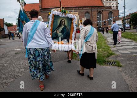 Danzig, Polen. 12.. Juli 2021. Frauen sehen, wie sie ein Porträt von Jesus Christus tragen. Fronleichnam - liturgische Feier in der katholischen Kirche zu Ehren Jesu Christi im Allerheiligsten Sakrament. Eine Prozession von Gläubigen ging durch die Straßen von GDA?sk. (Foto von Agnieszka Pazdykiewicz/SOPA Images/Sipa USA) Quelle: SIPA USA/Alamy Live News Stockfoto