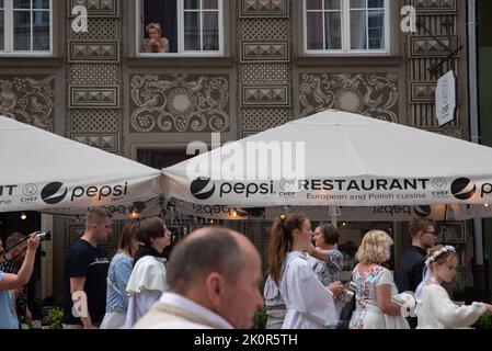 Danzig, Polen. 12.. Juli 2021. Während der Prozession laufen die Menschen entlang der D?uga Straße. Fronleichnam - liturgische Feier in der katholischen Kirche zu Ehren Jesu Christi im Allerheiligsten Sakrament. Eine Prozession von Gläubigen ging durch die Straßen von GDA?sk. (Foto von Agnieszka Pazdykiewicz/SOPA Images/Sipa USA) Quelle: SIPA USA/Alamy Live News Stockfoto