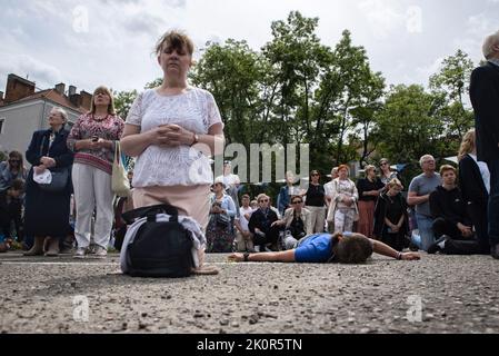 Danzig, Polen. 12.. Juli 2021. Die Menschen sahen vor dem Altar beten. Fronleichnam - liturgische Feier in der katholischen Kirche zu Ehren Jesu Christi im Allerheiligsten Sakrament. Eine Prozession von Gläubigen ging durch die Straßen von GDA?sk. (Foto von Agnieszka Pazdykiewicz/SOPA Images/Sipa USA) Quelle: SIPA USA/Alamy Live News Stockfoto