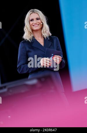 Köln, Deutschland. 13. September 2022. Moderatorin Michelle Hunziker ist auf der Digital X Konferenz der Deutschen Telekom in Köln auf der Bühne. Kredit: Thomas Bandeyer/dpa/Alamy Live Nachrichten Stockfoto