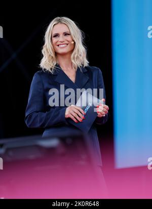 Köln, Deutschland. 13. September 2022. Moderatorin Michelle Hunziker ist auf der Digital X Konferenz der Deutschen Telekom in Köln auf der Bühne. Kredit: Thomas Bandeyer/dpa/Alamy Live Nachrichten Stockfoto