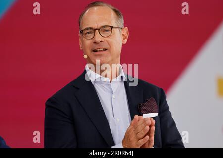 Köln, Deutschland. 13. September 2022. Oliver Bäte, Vorstandsvorsitzender der Allianz SE, spricht auf der Digital X-Konferenz der Deutschen Telekom in Köln auf der Bühne. Kredit: Thomas Bandeyer/dpa/Alamy Live Nachrichten Stockfoto