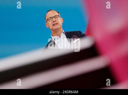 Köln, Deutschland. 13. September 2022. Oliver Bäte, Vorstandsvorsitzender der Allianz SE, spricht auf der Digital X-Konferenz der Deutschen Telekom in Köln auf der Bühne. Kredit: Thomas Bandeyer/dpa/Alamy Live Nachrichten Stockfoto